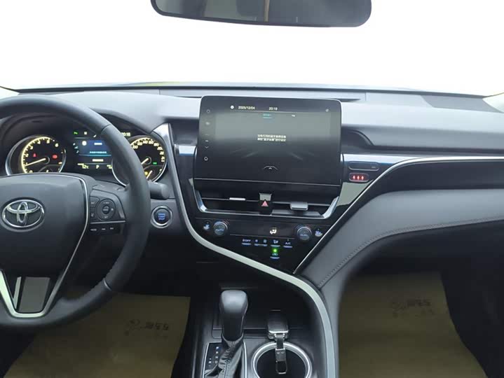 Фото 13 - Toyota Camry