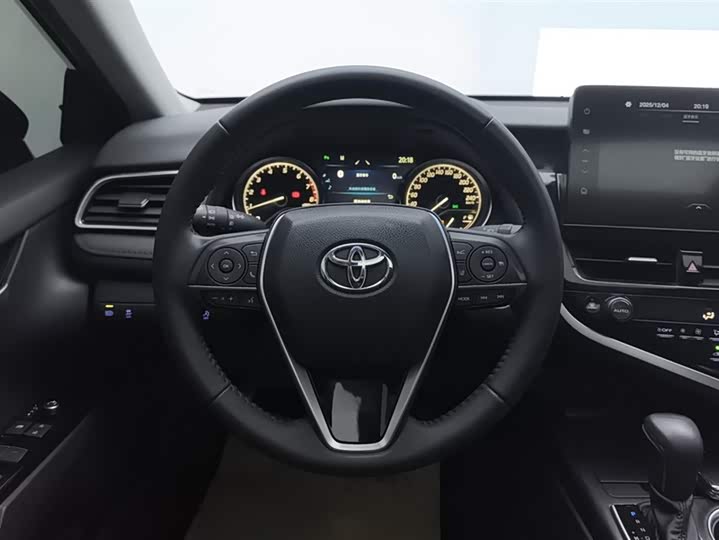 Фото 15 - Toyota Camry