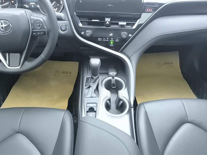 Фото 16 - Toyota Camry