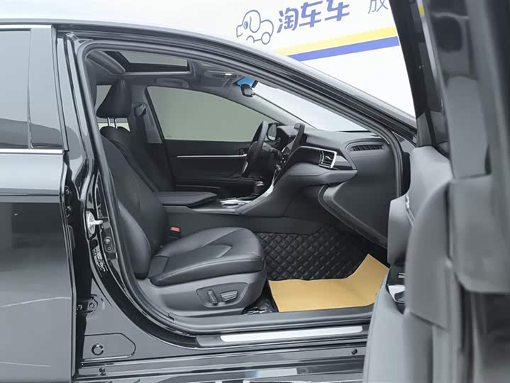 Фото 8 - Toyota Camry