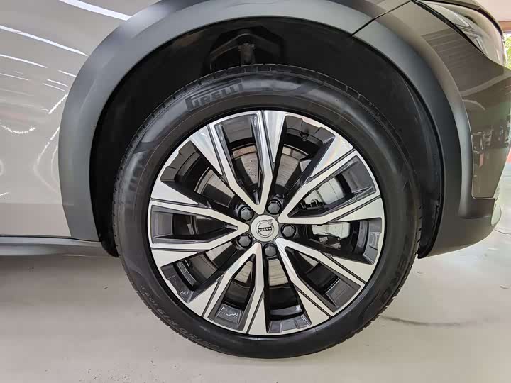 Фото 10 - Volvo V90