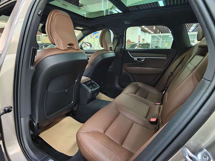 Фото 12 - Volvo V90