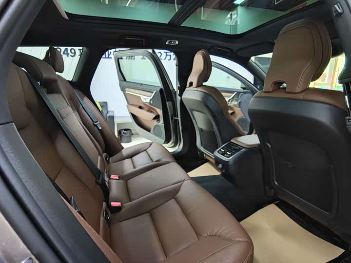 Фото 14 - Volvo V90