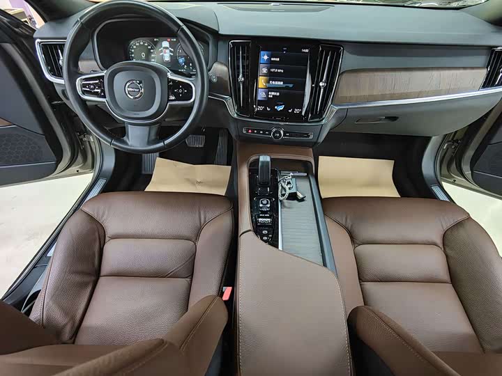 Фото 15 - Volvo V90