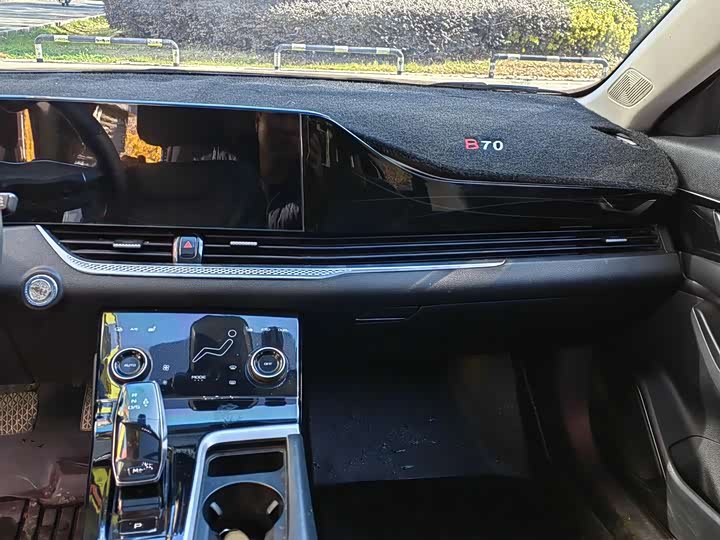 Фото 14 - Bestune B70