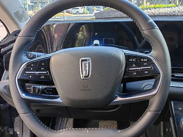 Фото 15 - Bestune B70