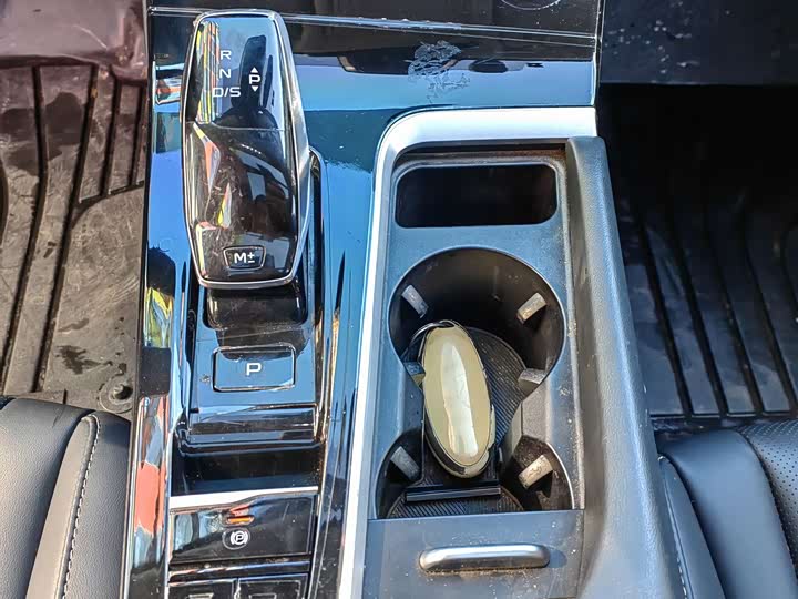 Фото 16 - Bestune B70