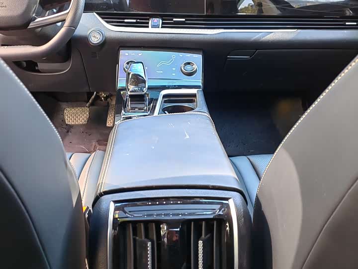 Фото 17 - Bestune B70