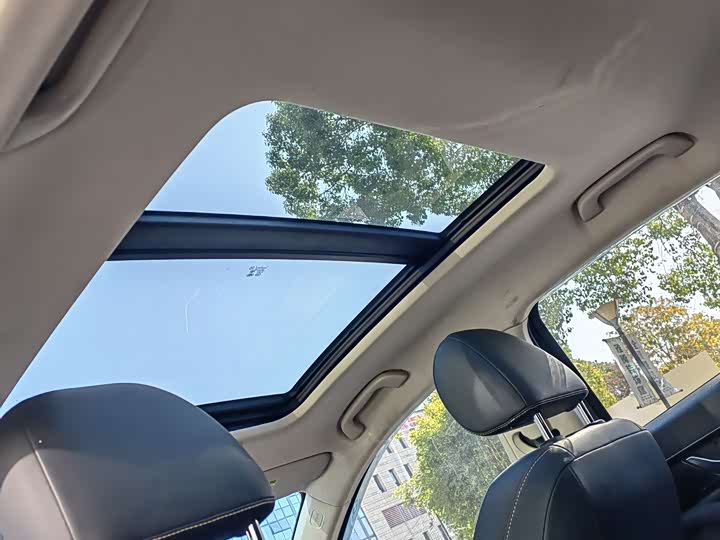 Фото 18 - Bestune B70