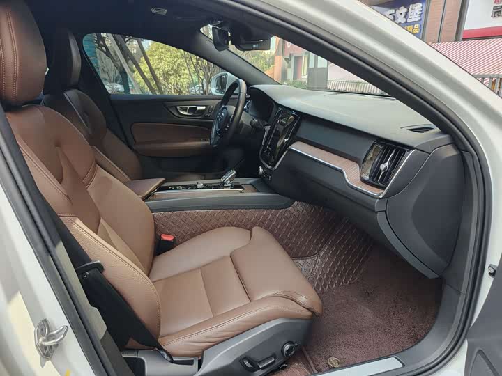 Фото 8 - Volvo S60