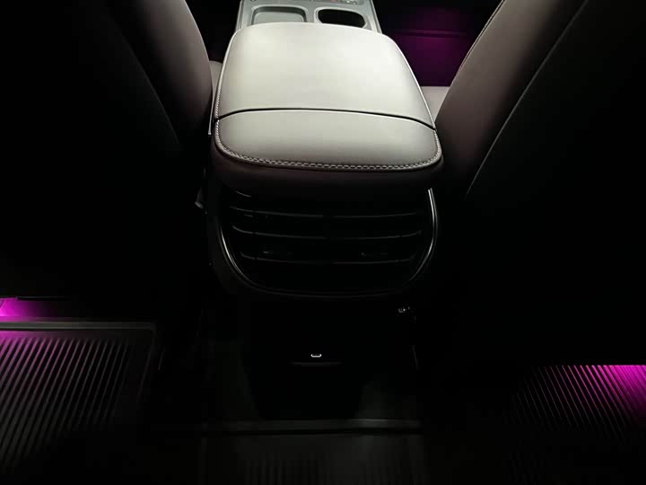 Фото 14 - Nio ET5T