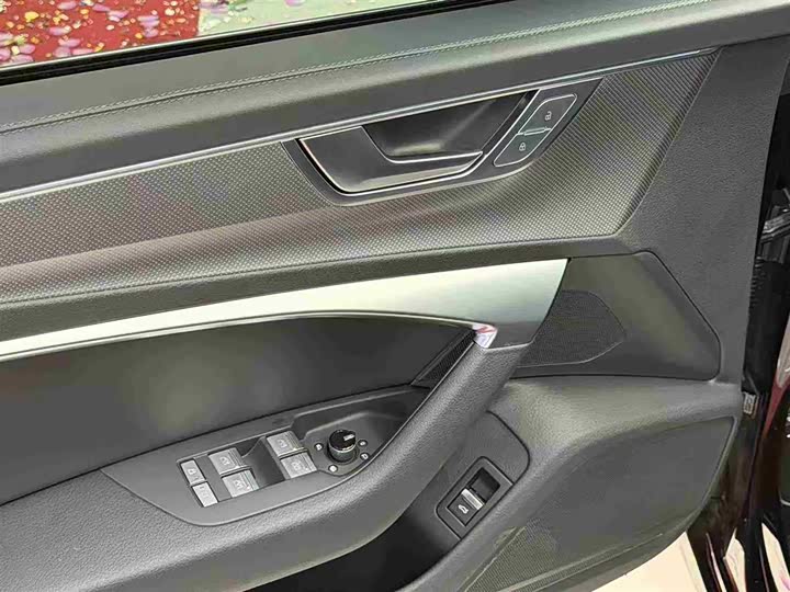 Фото 19 - Audi A6L