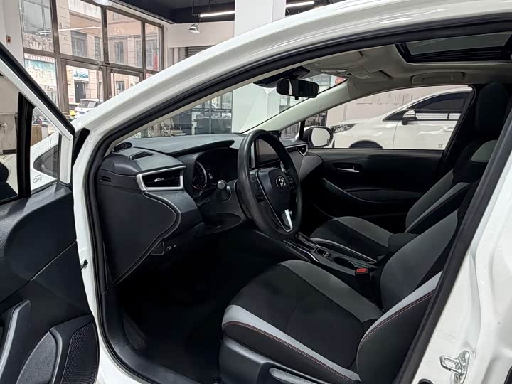 Фото 10 - Toyota Corolla