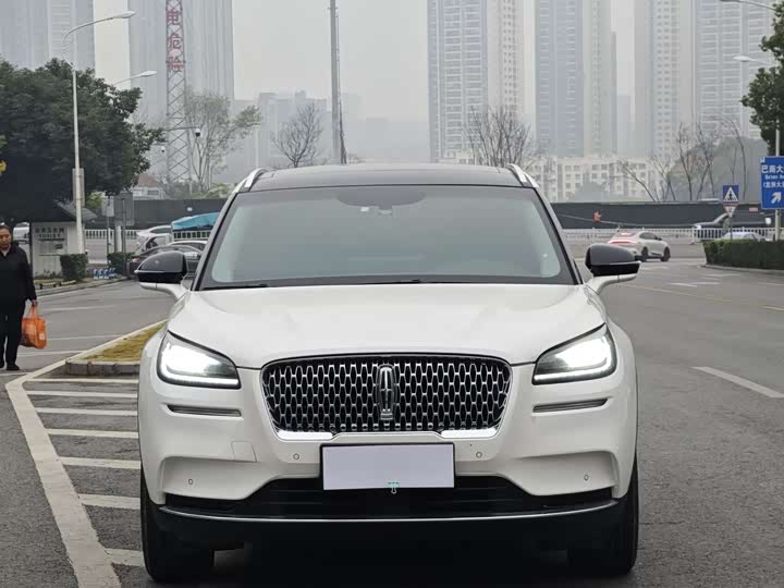 Фото 2 - Lincoln Corsair