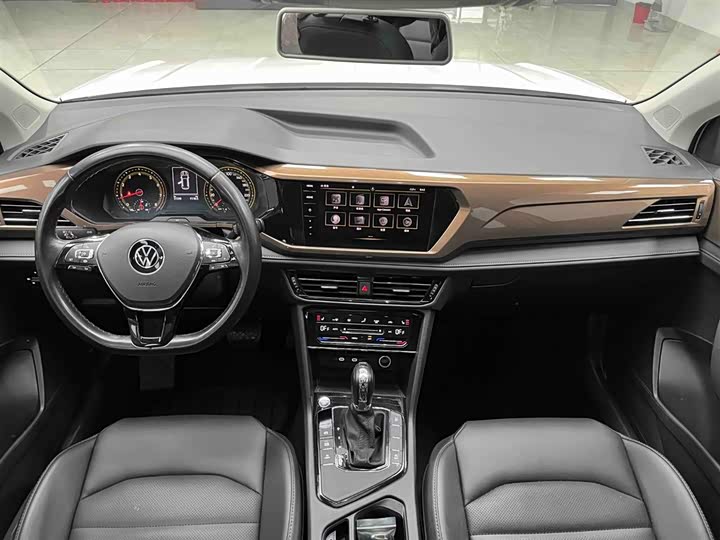 Фото 2 - Volkswagen Tharu