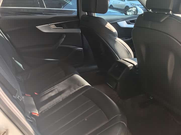 Фото 8 - Audi A4L