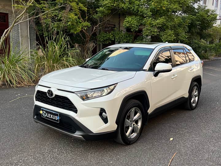 Фото 1 - Toyota RAV4