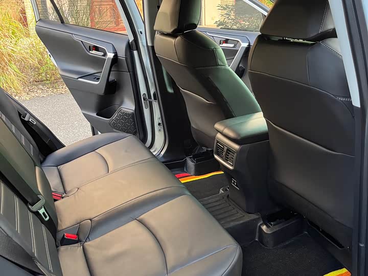 Фото 10 - Toyota RAV4