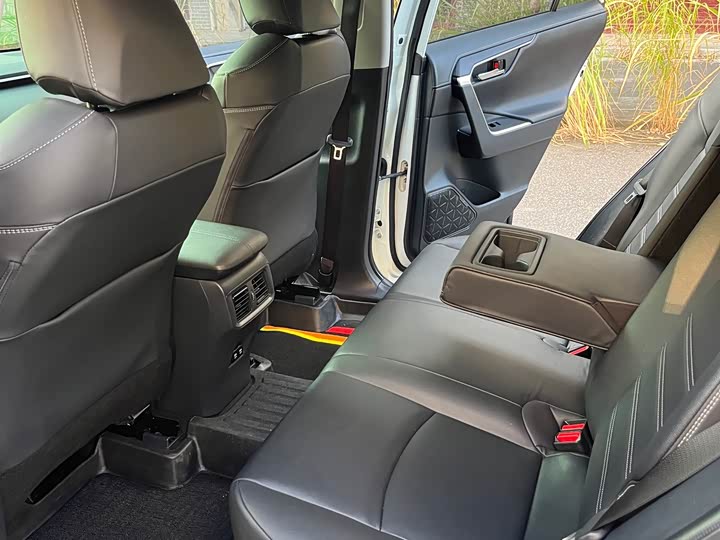 Фото 11 - Toyota RAV4