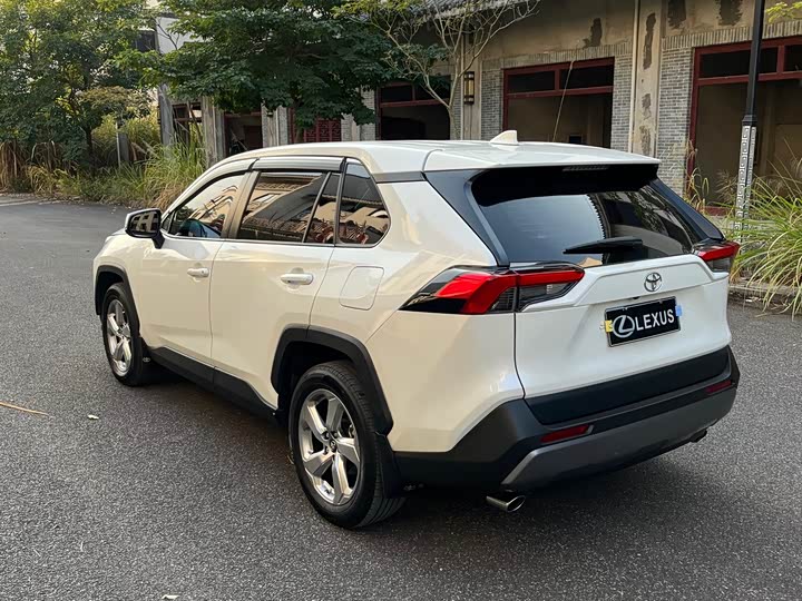 Фото 4 - Toyota RAV4