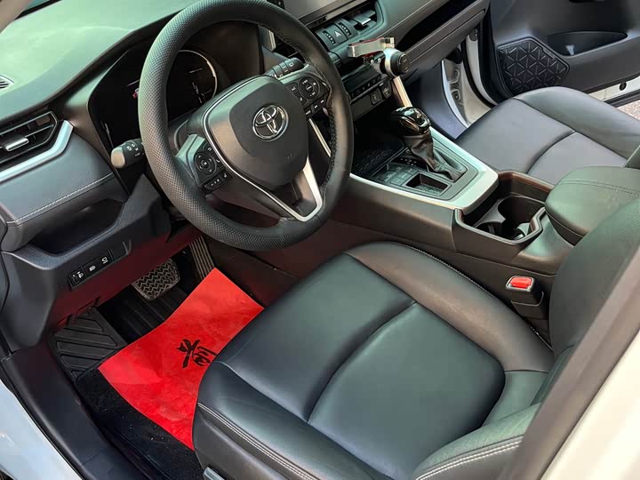 Фото 6 - Toyota RAV4