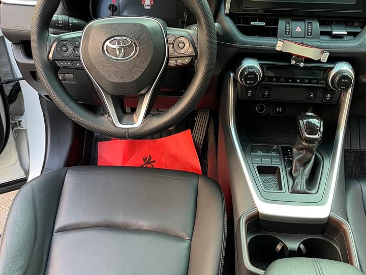 Фото 7 - Toyota RAV4