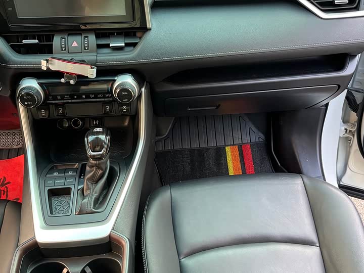 Фото 8 - Toyota RAV4