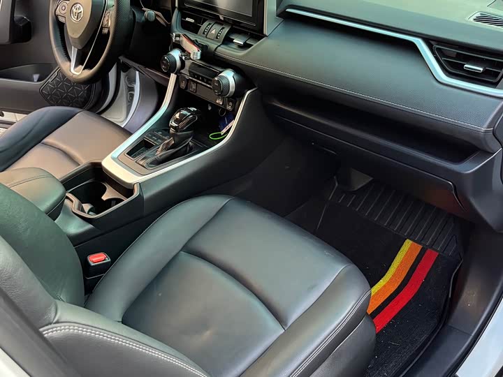 Фото 9 - Toyota RAV4