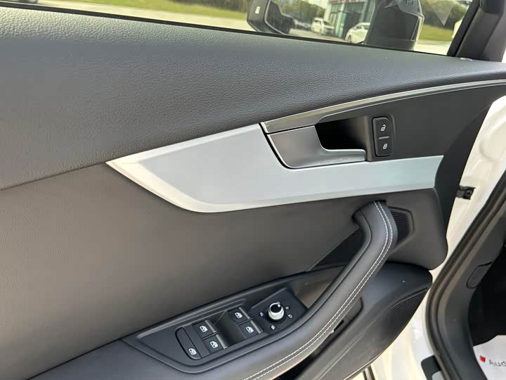 Фото 13 - Audi A4L