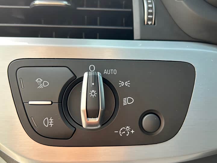 Фото 15 - Audi A4L