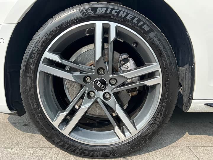 Фото 28 - Audi A4L