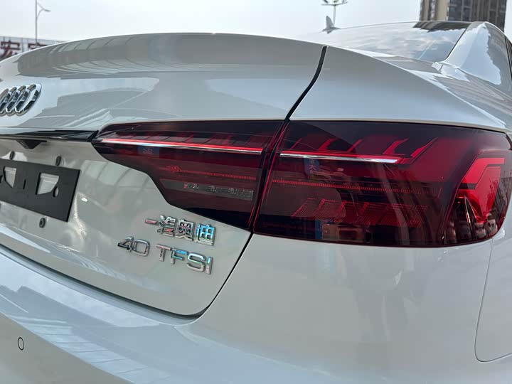 Фото 30 - Audi A4L