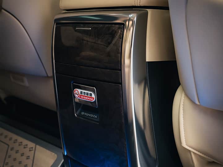 Фото 19 - Toyota Vellfire