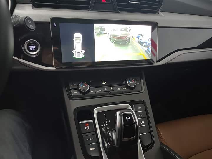 Фото 13 - Geely Atlas