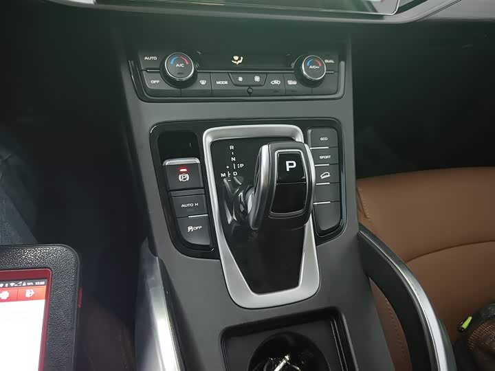 Фото 14 - Geely Atlas