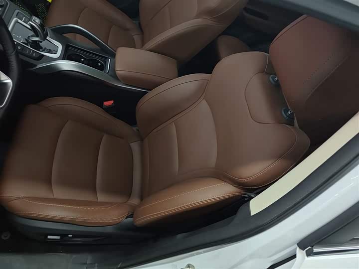 Фото 15 - Geely Atlas