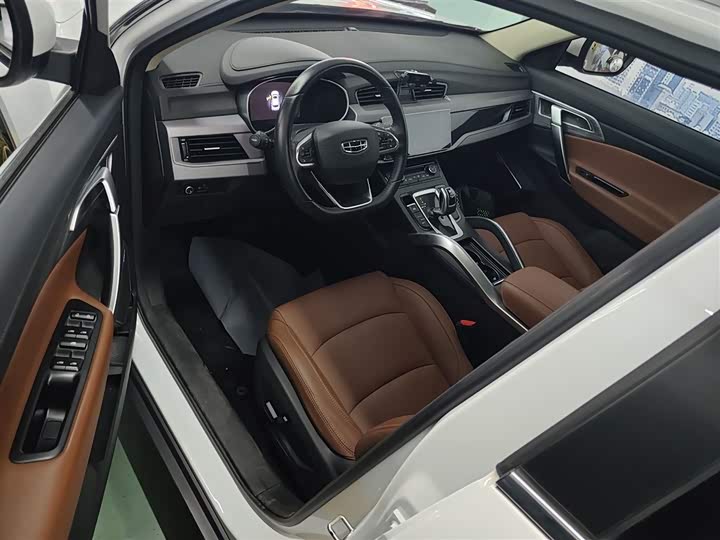 Фото 16 - Geely Atlas