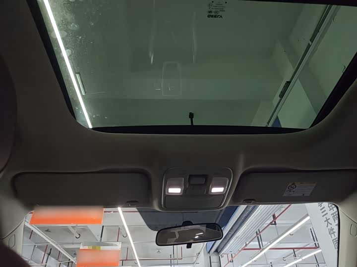 Фото 18 - Geely Atlas