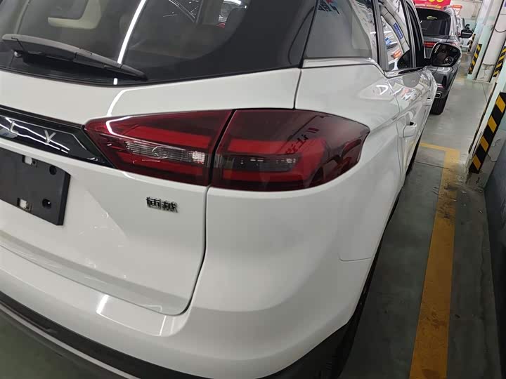 Фото 8 - Geely Atlas