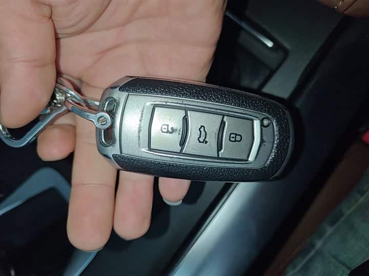 Фото 9 - Geely Atlas