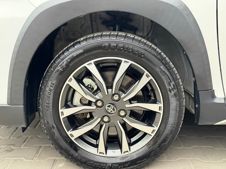 Фото 11 - Toyota Yaris L Hatchback