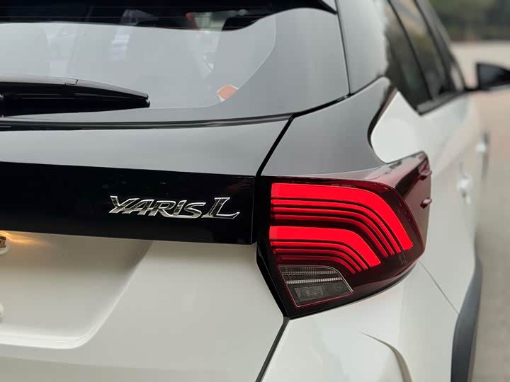 Фото 12 - Toyota Yaris L Hatchback