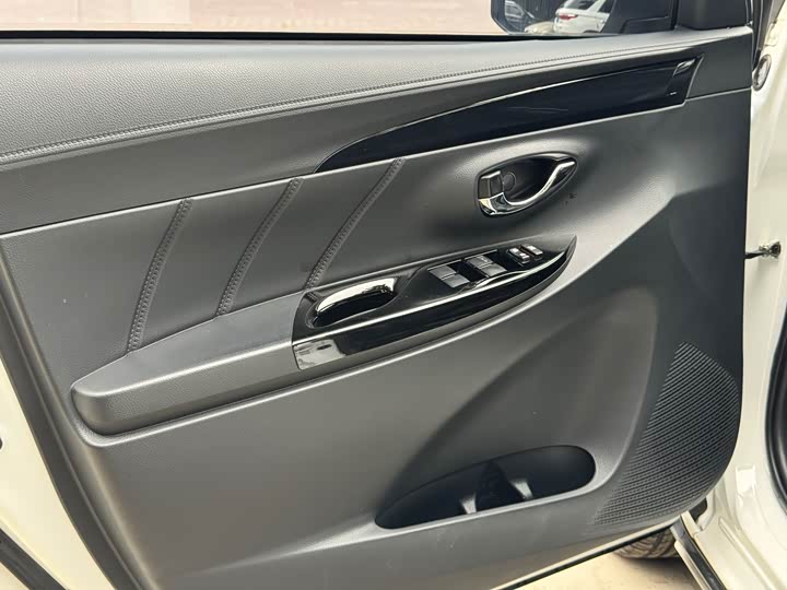 Фото 15 - Toyota Yaris L Hatchback