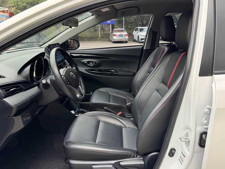 Фото 16 - Toyota Yaris L Hatchback