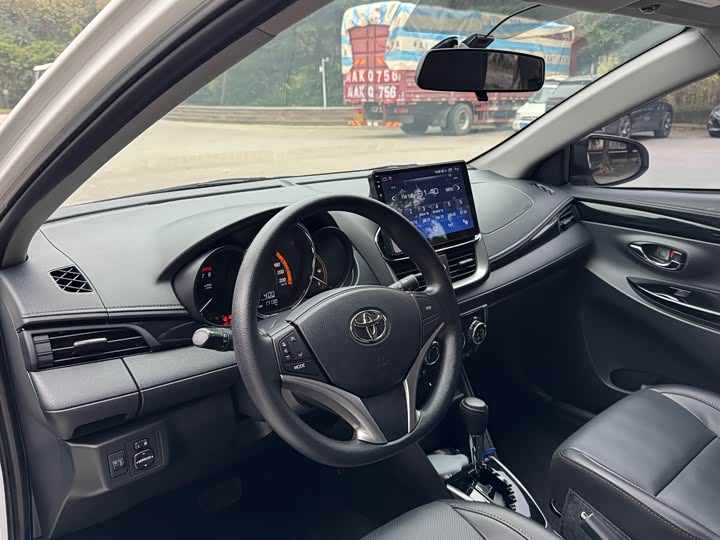 Фото 17 - Toyota Yaris L Hatchback