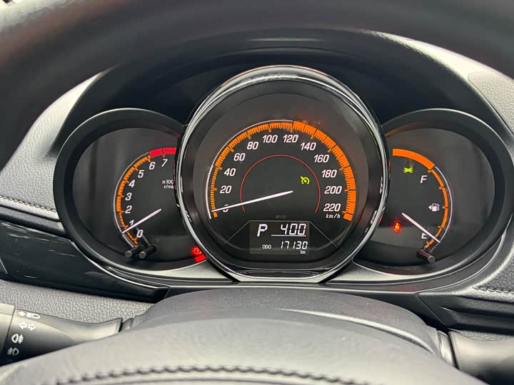 Фото 19 - Toyota Yaris L Hatchback