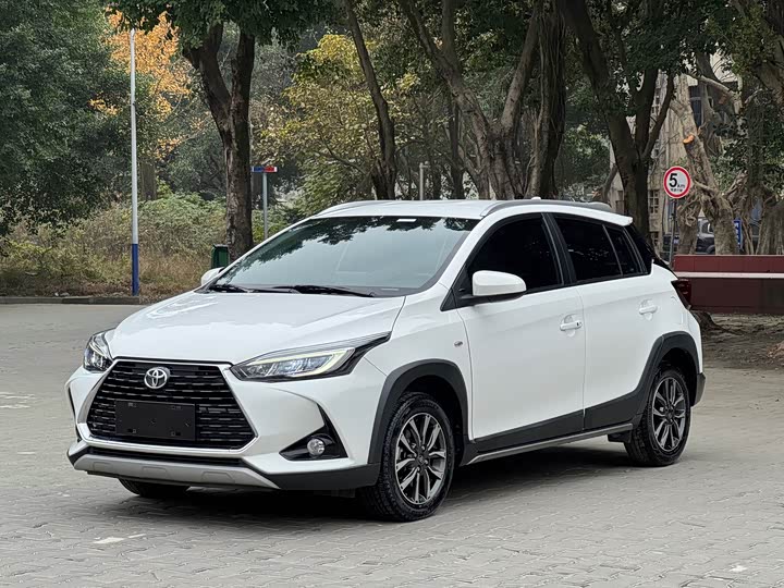 Фото 2 - Toyota Yaris L Hatchback