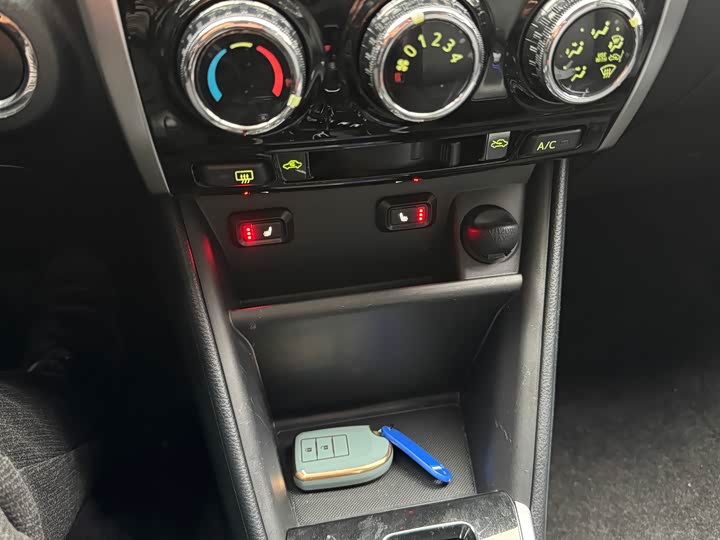 Фото 20 - Toyota Yaris L Hatchback