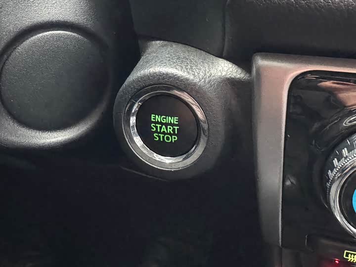 Фото 22 - Toyota Yaris L Hatchback