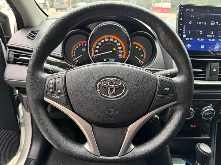 Фото 24 - Toyota Yaris L Hatchback